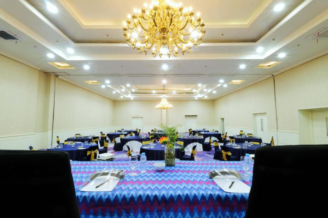 Aryaduta Makassar Buitenkant foto