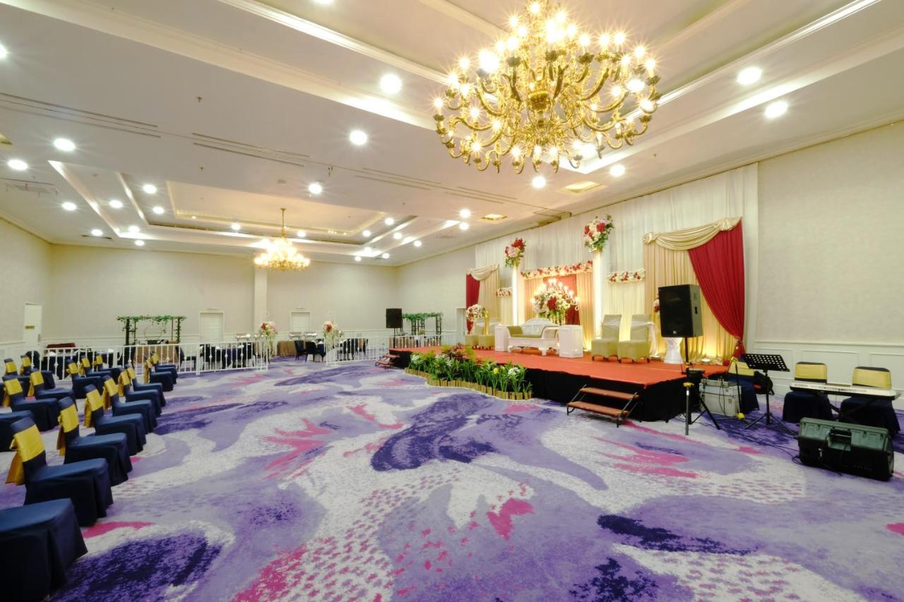 Aryaduta Makassar Buitenkant foto