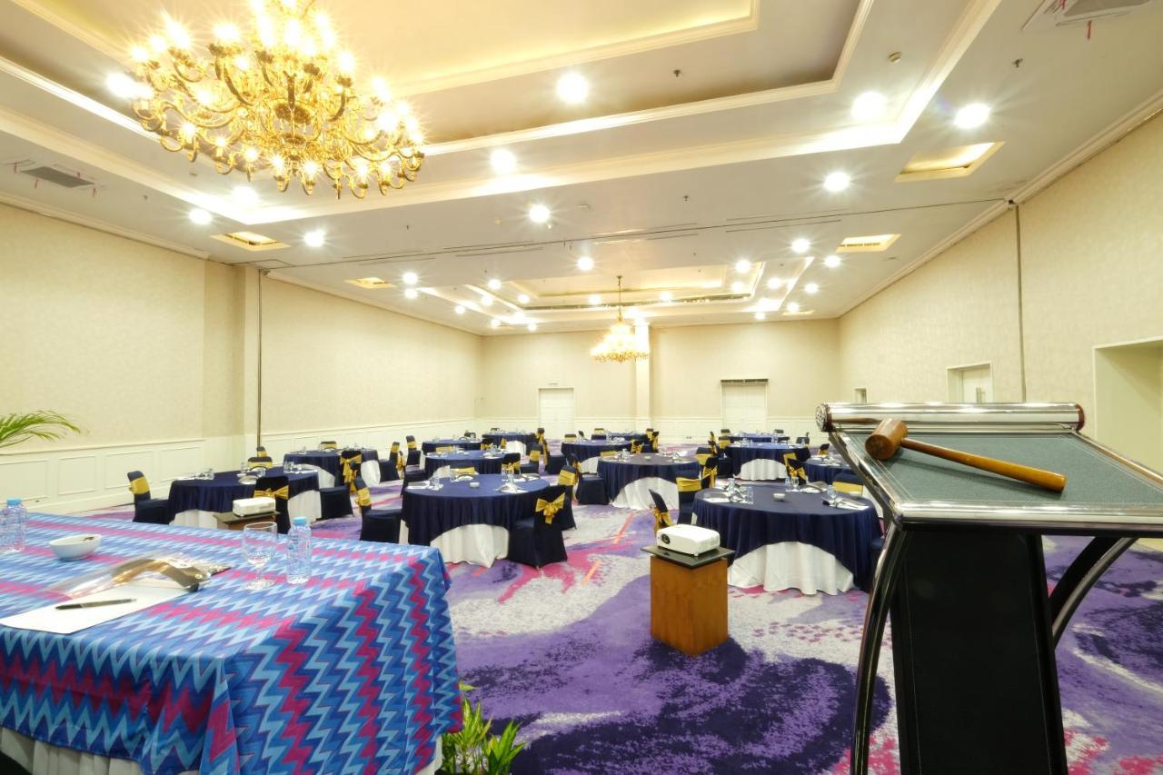 Aryaduta Makassar Buitenkant foto