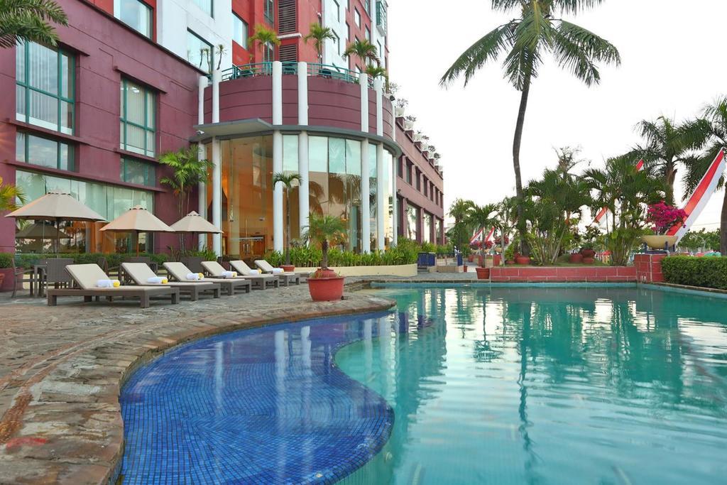 Aryaduta Makassar Buitenkant foto