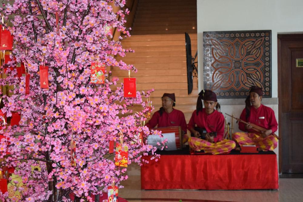Aryaduta Makassar Buitenkant foto